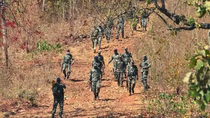 नक्सली मुठभेड़ के बाद सुरक्षा बलों की सर्चिंग ऑपरेशन। (प्रतीकात्मक तस्वीर)