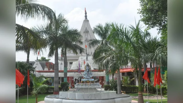 सेक्टर-19 स्थित सनातन धर्म मंदिर। फोटो- जागरण