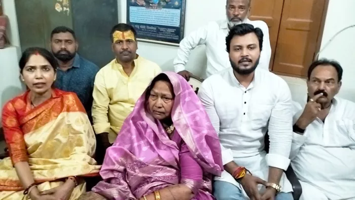 शहरबन्नी में संवाददाता सम्मेलन को संबोधित करते राज कुमारी देवी, उषा पासवान व अन्य। जागरण