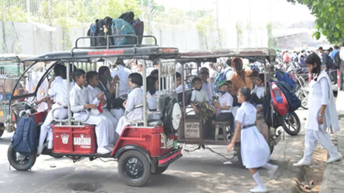 ई रिक्शा में सवार बच्चे (फाइल फोटो)