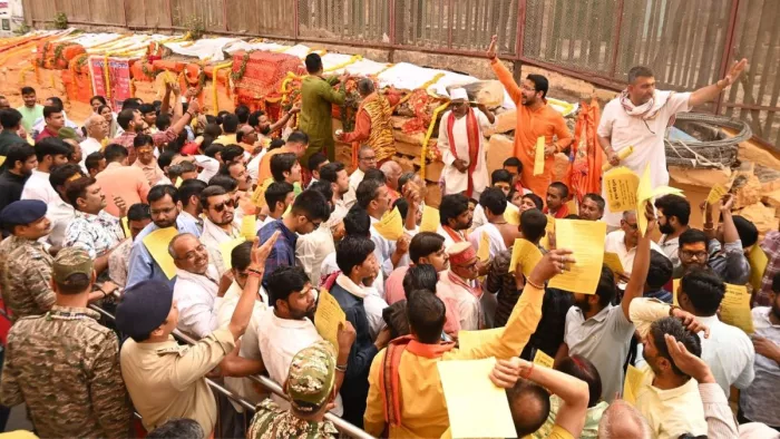 मां श्रृंगार गौरी का दर्शन-पूजन कर भक्तों को ज्ञानवापी मुक्ति का संकल्प दिलाते ज्ञानवापी मुक्ति महापरिषद के डा. ज्ञानप्रकाश मिश्र।