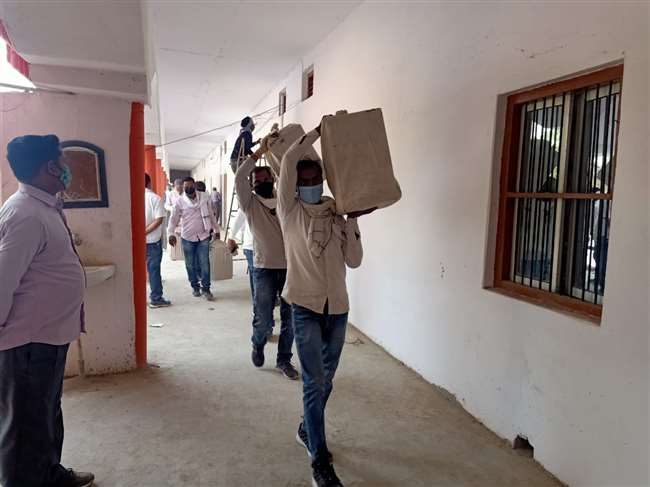 मऊ के दोहरीघाट में स्ट्रांग रूम से मतगणना कक्ष में मतपेटी पहुंचाते कर्मचारी।