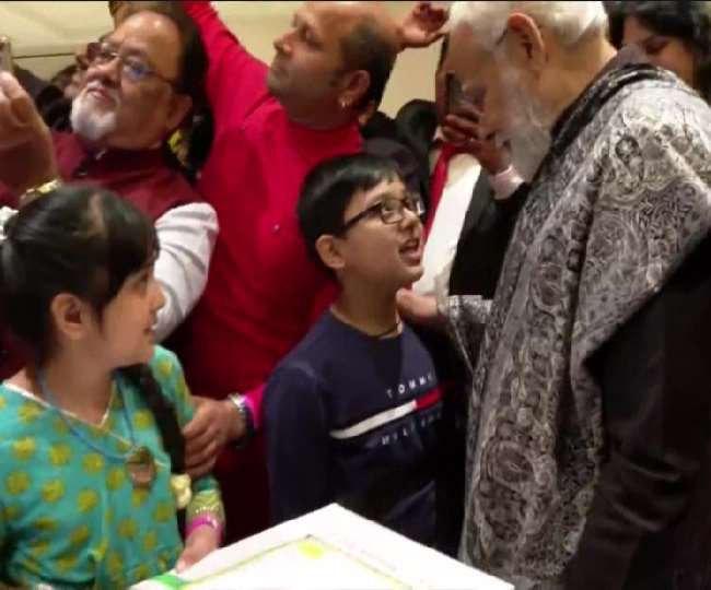 PM Modi has reached Gremany ,mixed the rhythm on the patriotic song of the child, said - Wow... great PM Modi has reached Gremany ,mixed the rhythm on the patriotic song of the child, said - Wow... great