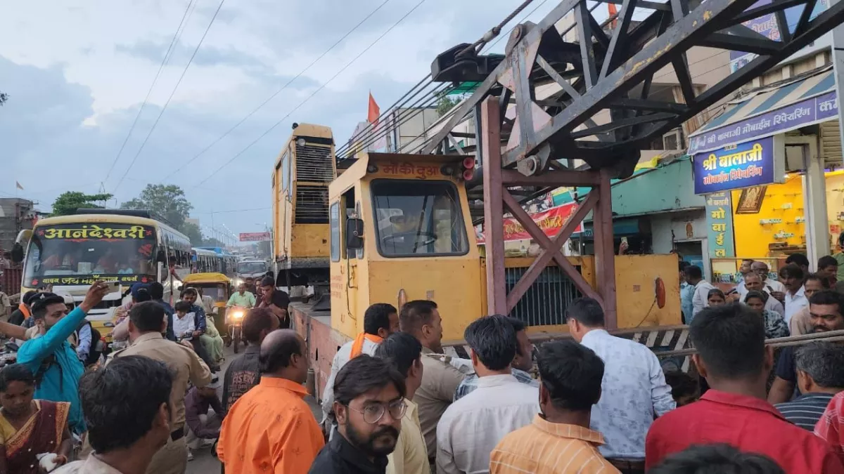 Indore Accident: इंदौर के बाणगंगा में भीषण सड़क हादसा, क्रेन की चपेट में आने से 4 लोगों की मौत; एक महिला घायल