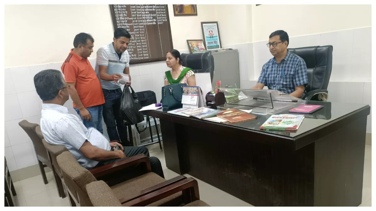 Moga News: मोगा में अधिकारियों में लगी समय से पहले दफ्तर में पहुंचकर फोटो खिंचवाने की होड़