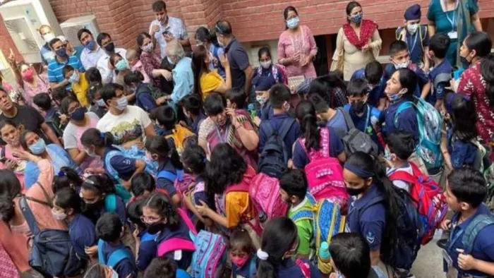 स्कूल संचालक मंगलवार को बेसिक शिक्षा अधिकारी से मिलने पहुंचे और उन्होंने फर्जी आय प्रमाण बनने की शिकायतें की।