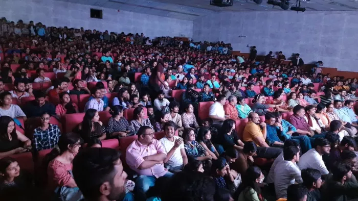 जेएनयू कनवेंशन सेंटर में द केरल स्टोरी की स्क्रीनिंग के दौरान छात्र।