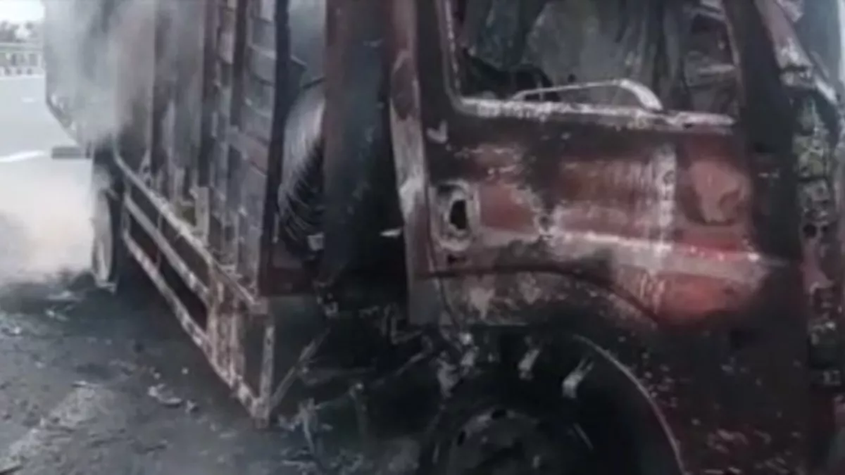 Noida News: पेरीफेरल एक्सप्रेसवे पर दुर्घटना के बाद ट्रक में लगी आग, देखें VIDEO