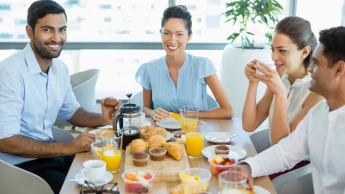 Workplace Etiquette: ऑफिस में लंच के दौरान ध्यान रखें ये कुछ जरूरी बातें