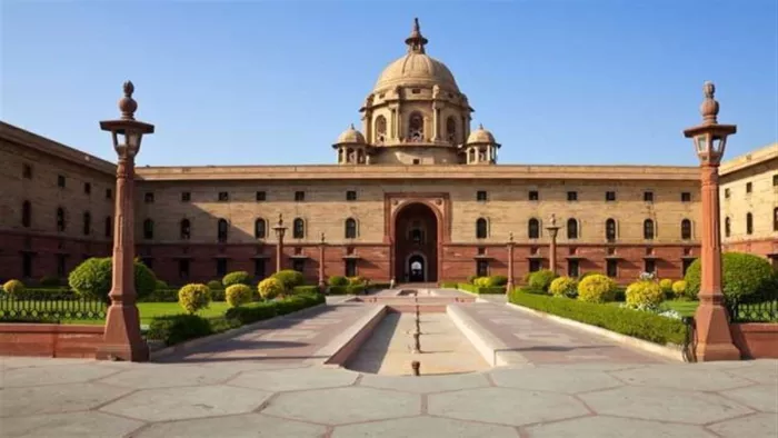 दिल्ली के स्कूलों के बाद अब राष्ट्रपति भवन को बम से उड़ाने की धमकी।