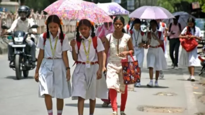 आसमान से बरस रही 'आग', प्राइवेट स्कूलों की टाइमिंग में बदलाव; DM ने दिया आदेश