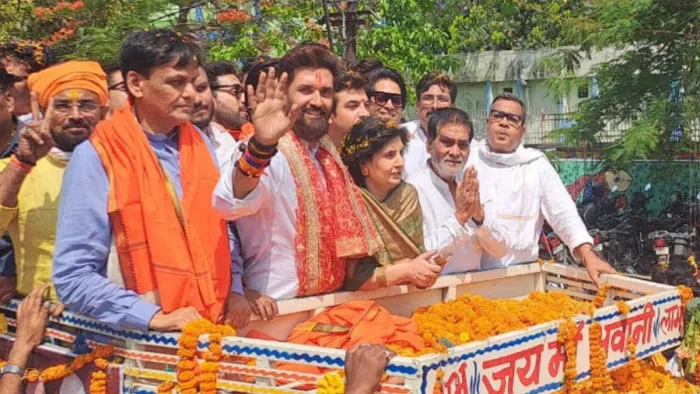 हाजीपुर में नामांकन के लिए निकले चिराग पासवान (जागरण)