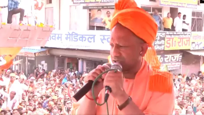 सीएम योगी ने मैनपुरी से बीजेपी प्रत्याशी जयवीर सिंह के समर्थन में किया रोड शो।