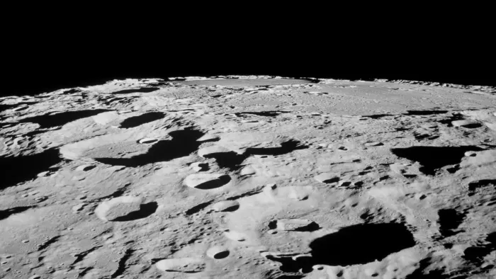 चंद्रमा की सतह के नीचे है बर्फ का भंडार