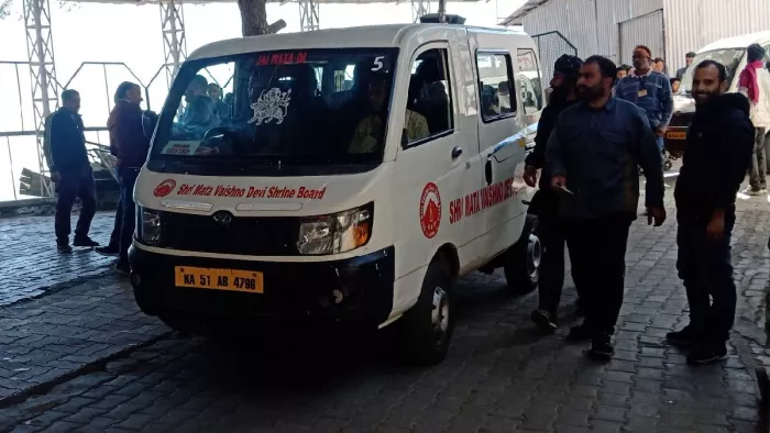 Jammu News: बैटरी कार सेवा जो मां वैष्णो देवी यात्रा के दौरान श्रद्धालुओं के लिए भवन मार्ग पर संचालित है।