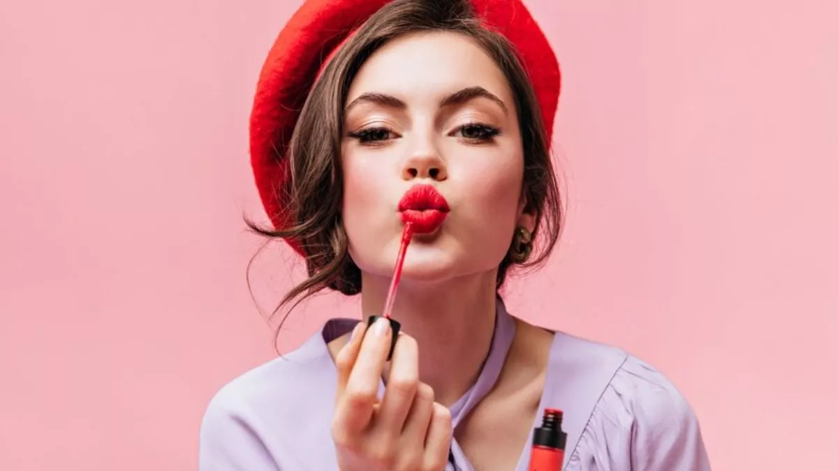 Lipstick Colours: किस रंग की ड्रेस के साथ कौन-सी लिपस्टिक लगेगी अच्छी, ये जानने के लिए यहां हैं अल्टीमेट गाइड