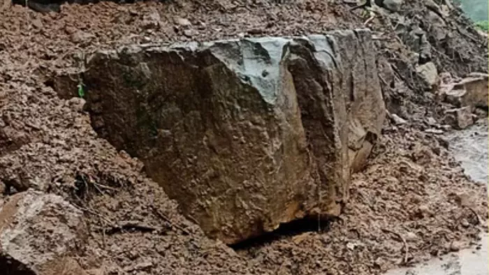 पहाड़ की कटिंग के दौरान घर पर गिरी चट्टान (फाइल फोटो)