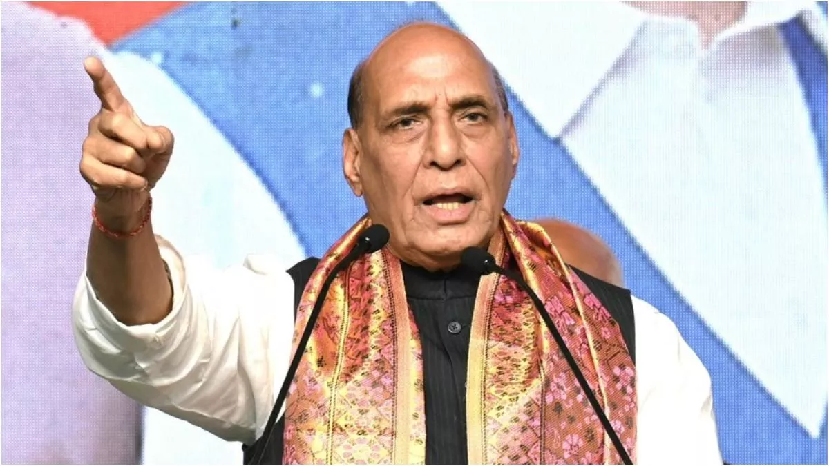 Rajnath Singh: राजनाथ को मंच पर अचानक याद आ गए 'डायनासोर', कांग्रेस का नाम लेकर ले ली चुटकी