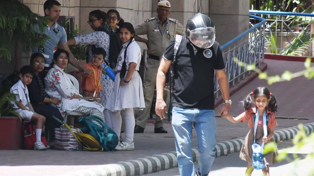 Delhi Bomb Threat: शिक्षा निदेशालय के निर्देशों के बाद सतर्क थे स्कूल, आधे घंटे में कराए खाली
