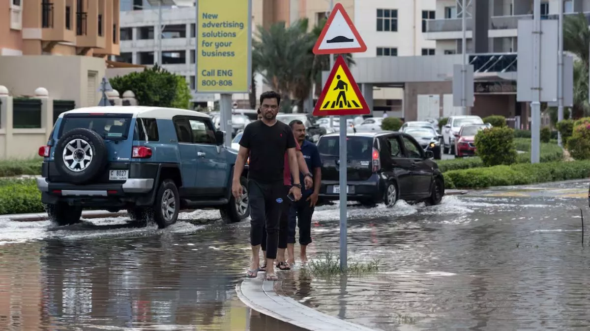 UAE Weather: दुबई में फिर लौटी गरज के साथ आफत की बारिश, ऑरेंज अलर्ट के बाद फ्लाइट्स की थमी रफ्तार