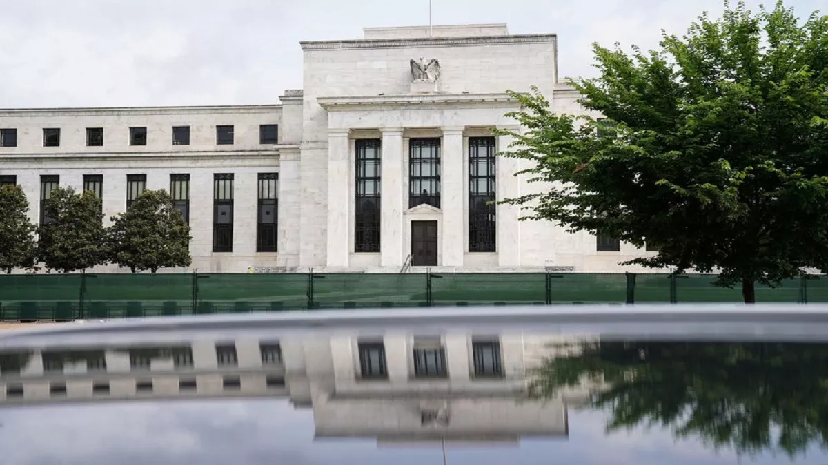 Federal Reserve: फेडरल रिजर्व ने ब्याज दरों को यथावत रखा, बैठक ने दिये कई संकेत