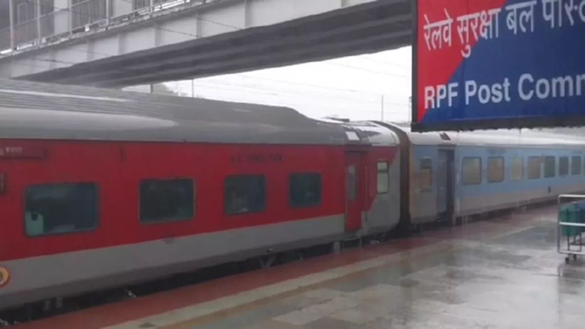 Deoghar News: मधुपुर में आंधी-तूफान से बाधित हुई बिजली आपूर्ति,  25 मिनट तक खड़ी रही टाटा-आरा एक्सप्रेस