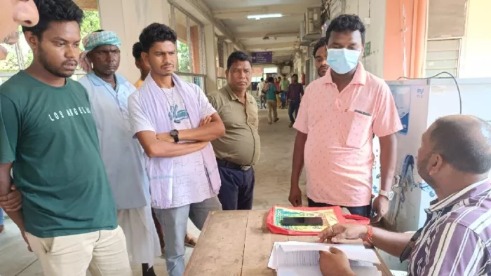 मेडिकल कॉलेज अस्पताल में गुरुवार को मृतकों के स्वजन का बयान लेती नगर थाना की पुलिस। (जागरण)
