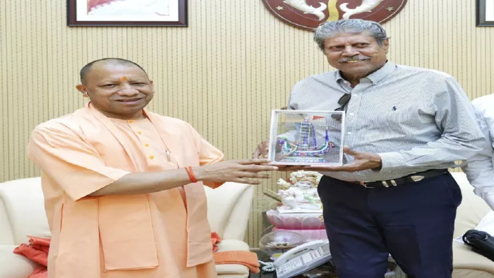 प्रख्यात क्रिकेटर और महान कप्तान कपिल देव ने मुख्यमंत्री योगी आदित्यनाथ से भेंट की