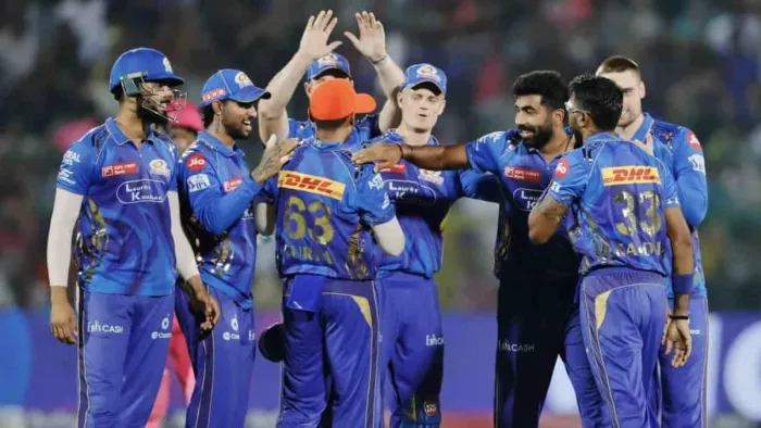 राजस्थान रॉयल्स के खिलाफ जीत के बाद मुंबई इंडियंस। फोटो- BCCI