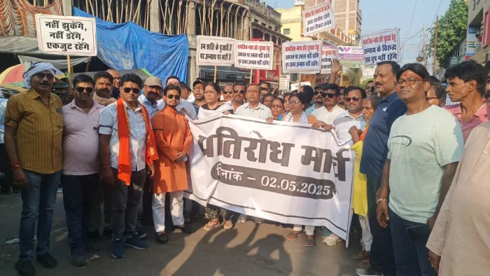 प्रतिरोध मार्च में शामिल मेयर, विधायक और शहरवासी। (जागरण)