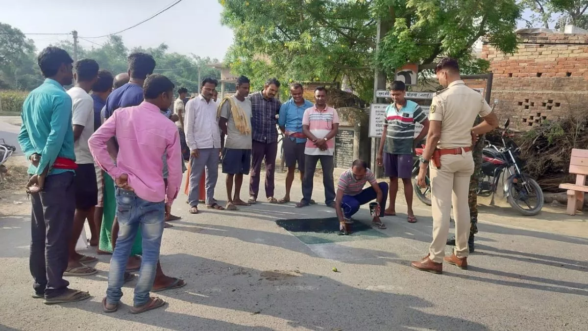 Muzaffarpur News: मुजफ्फरपुर में सड़क पर बनाई पाकिस्तानी झंडे की पेंटिंग, SP ने लिया कड़ा एक्शन