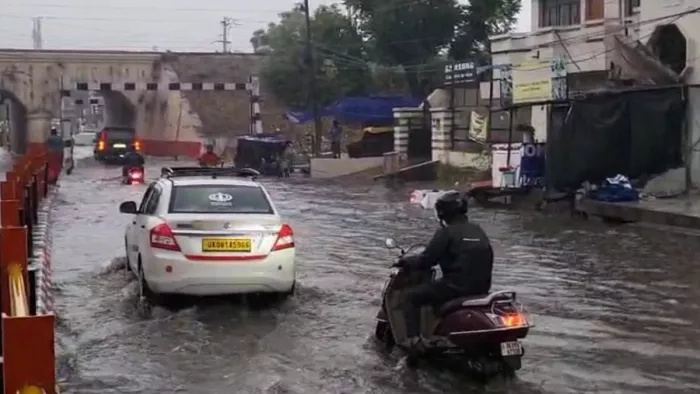 Uttarakhand Weather: मौसम में बदलाव के कारण तापमान में भी भारी गिरावट आई है। जागरण