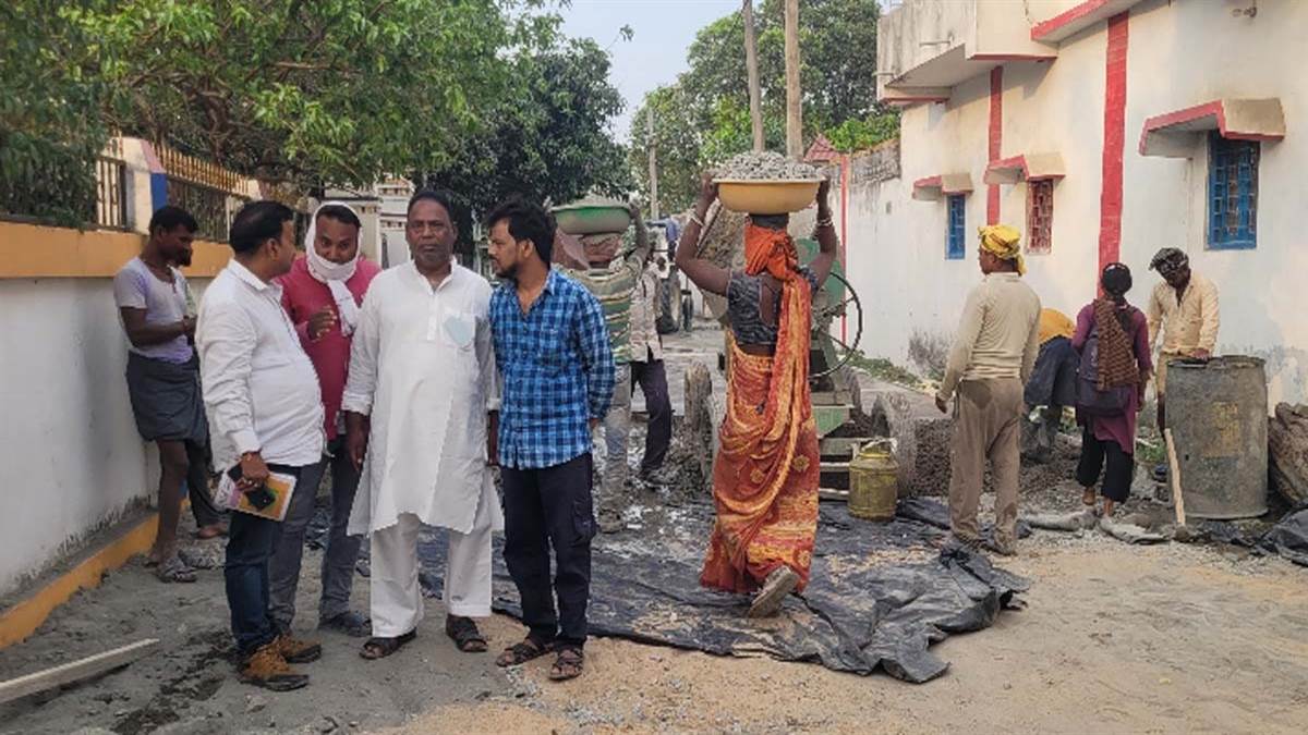https://www.jagranimages.com/images/newimg/02052025/02_05_2025-road_construction_23929791.jpg
