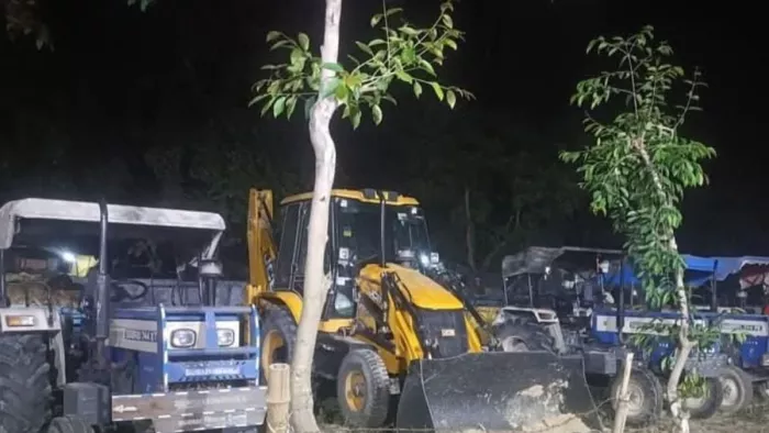 जेसीबी व पांच ट्रैक्टर-ट्राली को सीज। जागरण