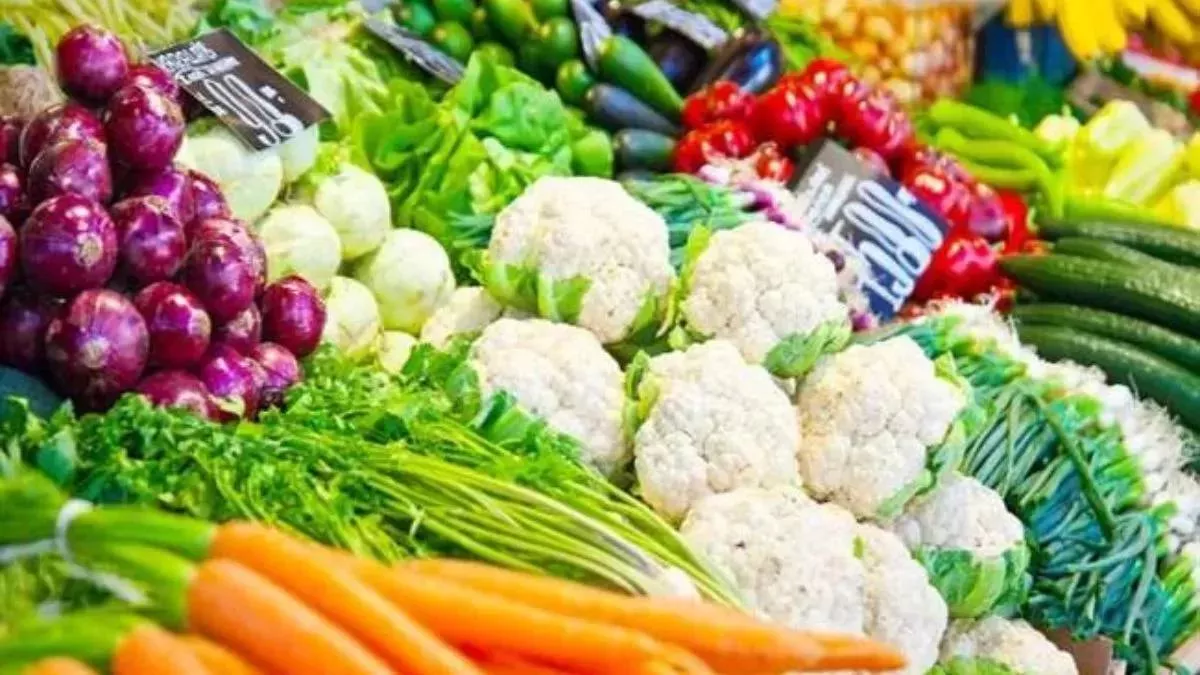 Vegetables Price Hike: मौसम बदलते ही आसमान छूने लगे हरी सब्जियों के दाम, खीरा-टमाटर भी हुआ महंगा