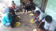खिचड़ी खाकर मजदूरों ने जारी रखी हड़ताल