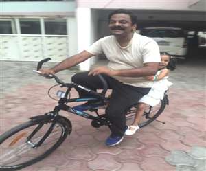 लोग अच्‍छे स्‍वास्‍थ्‍य के लिए अब कारों को छोड़ साइकिल को अपना रहे हैं।