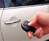 कार में सेंट्रल लॉक सिस्टम में बरतें सावधानी।