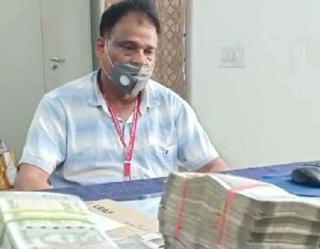 19 लाख नकदी के साथ टीडीसीसी प्रबंधक हिरासत में