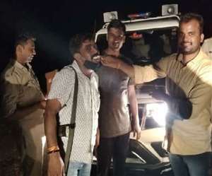 सतना जिले के बरौंधा थाने में अपने एक आरक्षक का जन्मदिन मनाती पुलिस