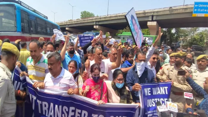 जम्मू में प्रदर्शन करते कश्मीर में कार्यरत शिक्षक