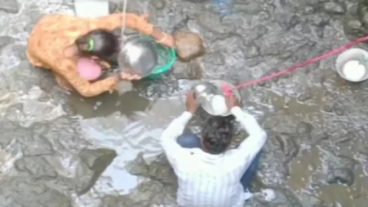 MP Water Crisis: मध्‍यप्रदेश के इस गांव में भीषण जलसंकट, 30 फीट गहरे कुएं में उतरकर महिलाएं निकाल रहीं पीने का पानी