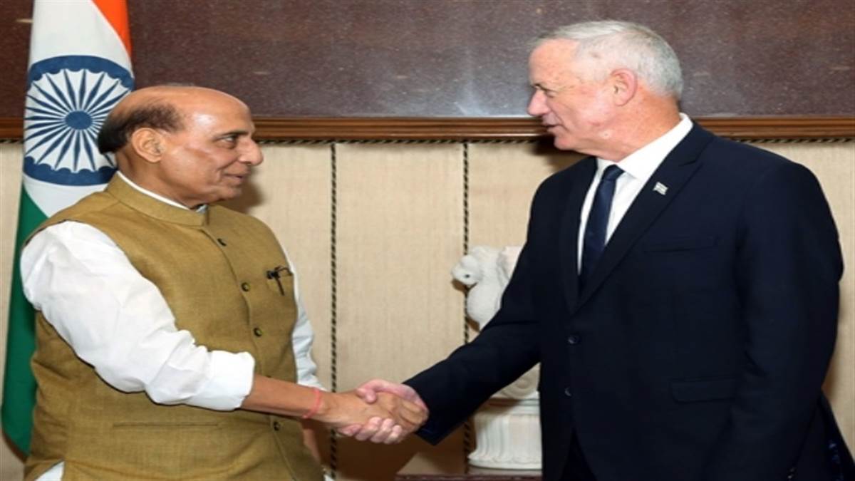रक्षा मंत्री राजनाथ सिंह ने गुरुवार को भारत यात्रा पर आए अपने इजरायली समकक्ष बेंजामिन गैंट्ज से द्विपक्षीय वार्ता की।