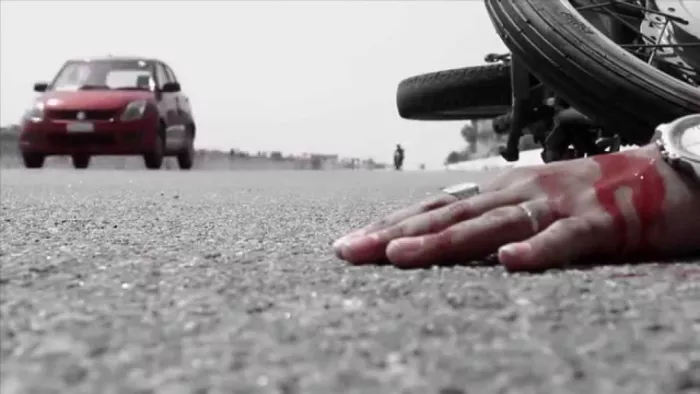 बस चालक पर सख्त कार्रवाई करने की मांग भी की है।