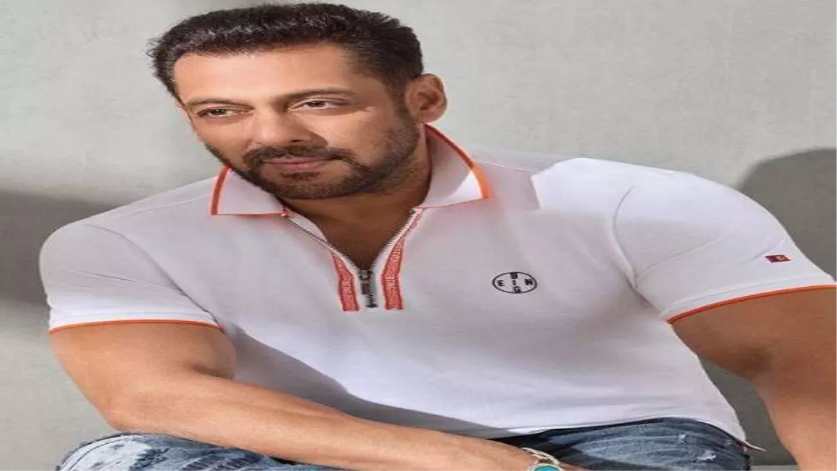 Salman Khan ने एयरपोर्ट पर फैन के साथ की ...