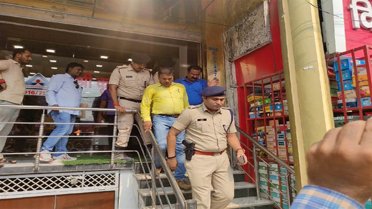 जांच कर दुकान से बाहर आते वैशाली के एसपी मनीष। जागरण