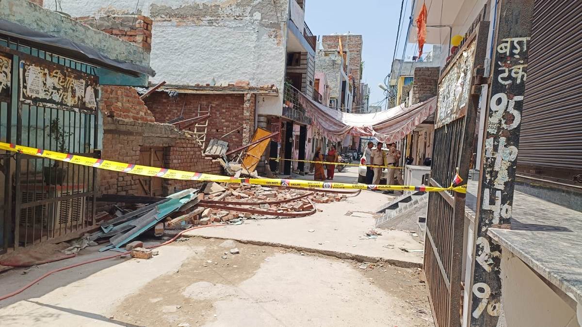 Delhi Building Collapse किराड़ी इलाके में निर्माणाधीन बिल्डिंग गिरी छह लोग  मलबे में दबे - Six people injured as under construction building collapses  in Kirari Delhi