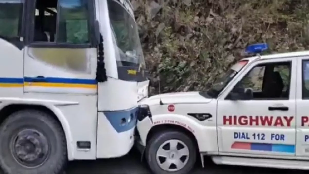Uttarkashi: नशे में धुत बस चालक ने पुलिस की पेट्रोलिंग गाड़ी को मारा टक्कर, विरोध के बाद भी पीता रहा शराब