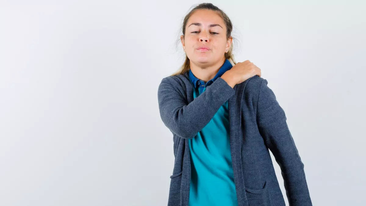 Frozen shoulder: हल्के में न लें कंधे में हो रहे दर्द को, हो सकती है फ्रोजन शोल्डर की प्रॉब्लम