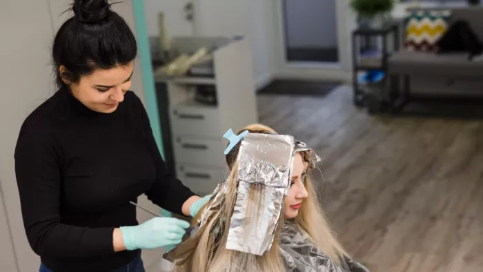 Hair Colouring Mistakes: हेयर कलरिंग के वक्त न करें ये गलतियां